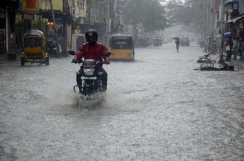 62 இடங்களில் மழைநீர் தேங்கியது: ﻿சென்னையில் விடிய விடிய கொட்டிய மழை﻿ - ﻿ 12 மரங்கள் சாய்ந்தன﻿