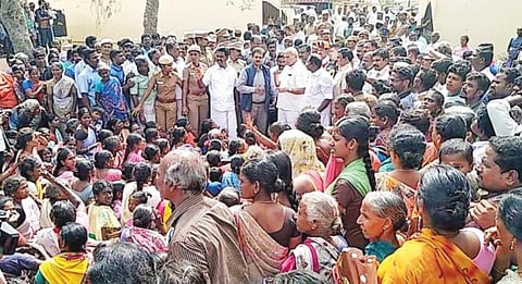 திருவாரூர் மாவட்டத்தில் புயல் சேதத்தை பார்வையிடச் சென்றபோது﻿
﻿ஆளுநரின் காரை மறிக்க முயற்சி﻿: பாதுகாப்பு வாகனங்கள், அரசு அதிகாரிகள் சிறைபிடிப்பு﻿