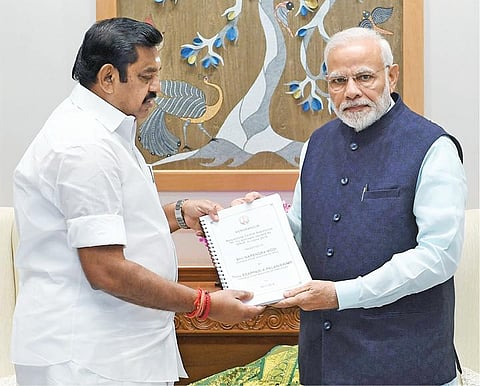 தமிழகத்தில் ‘கஜா’ புயலால் பாதிக்கப்பட்ட பகுதிகளில்
நிவாரணப் பணிகளுக்கு ரூ.16,341 கோடி தேவை: உடனடியாக ரூ.1,431 கோடி வழங்க பிரதமர் மோடியிடம் முதல்வர் பழனிசாமி வலியுறுத்தல்