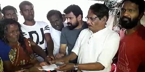 தற்கொலை செய்துகொண்ட விவசாயி: நேரில் சென்று ஆறுதல் கூறிய தமிழ் சினிமா இயக்குநர்கள்