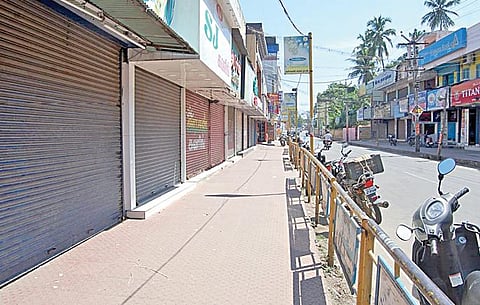 சபரிமலையில் மத்திய அமைச்சரை அவமதித்ததாகக் கூறி﻿ குமரி மாவட்டத்தில் பாஜக முழு அடைப்பு: குமரியில் 13 பேருந்துகள் உடைப்பு﻿; பொதுமக்கள் அவதி