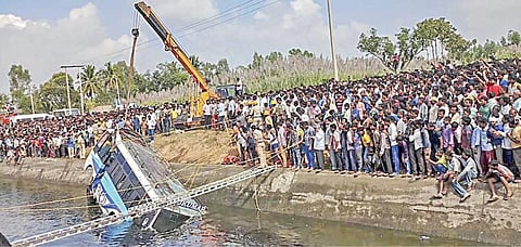 கர்நாடகாவில் கால்வாயில் பஸ் கவிழ்ந்து கோர விபத்து: குழந்தைகள் உட்பட 30 பேர் உயிரிழப்பு - குடியரசுத் தலைவர், பிரதமர் இரங்கல்