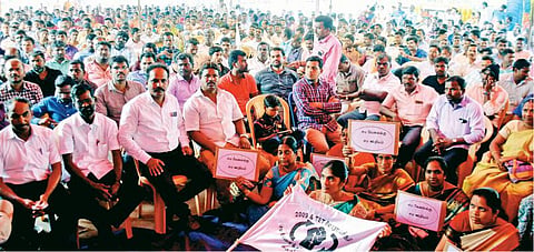 ஊதிய முரண்பாட்டை சரிசெய்யக்கோரி ﻿இடைநிலை ஆசிரியர்கள் உண்ணாவிரதம்﻿: ﻿புயலால் பாதிக்கப்பட்டோருக்கு நிவாரண பொருட்களும் சேகரித்தனர்﻿