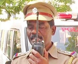 போலீஸாரின் பணியைப் போற்றி வாக்கி-டாக்கியில்﻿ கவிதை வாசித்த காவல் ஆய்வாளர்﻿: ﻿சமூக வலைதளங்களில் வைரலாக பரவி வருகிறது﻿