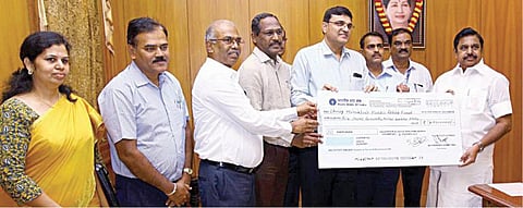 புயல் நிவாரண நிதிக்கு ரூ.34 கோடி சேர்ந்தது﻿: ﻿அதிமுக சார்பில் ரூ.1 கோடியை முதல்வரிடம் ஓபிஎஸ் வழங்கினார்﻿