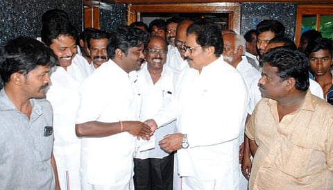 புதுக்கோட்டையில் திருநாவுக்கரசர், அமைச்சர் விஜயபாஸ்கர் திடீர் சந்திப்பு