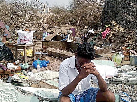 களத்திலிருந்து...: நாதியத்துக் கெடக்கோம்...