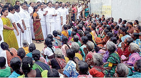 நாகை, திருவாரூர் மாவட்டங்களில் புயலால் பாதிக்கப்பட்ட மக்களுக்காக 2 லட்சம் கான்கிரீட் வீடுகள் கட்டித் தரப்படும்: பாதிப்புகளை பார்வையிட்ட பின்பு முதல்வர் பழனிசாமி அறிவிப்பு