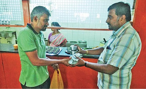 ‘பாத்திரம் கொண்டுவந்தால் மட்டுமே பார்சல்’﻿: ﻿பிளாஸ்டிக் தடையை சாத்தியமாக்கிய கோவை ஹோட்டல்﻿