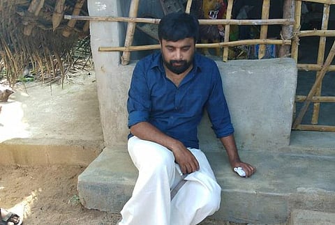 கஜா புயல் பாதித்த கிராமங்களுக்கு  நடிகர் சசிகுமார் நேரில் சென்று ஆறுதல் 