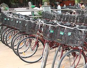திண்டிவன மாவட்ட அரசுப்பள்ளி மாணவர்களுக்கு வழங்கிய இலவச சைக்கிளில் கர்நாடக அரசு முத்திரையால் அதிர்ச்சி