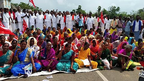 திருவாரூர் மாவட்டத்தை பேரிடர் பாதித்த மாவட்டமாக அறிவித்து  நிவாரணம் வழங்க வேண்டும்: இந்திய கம்யூனிஸ்ட் சாலை மறியல்