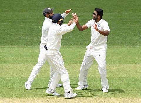 ஆஸி.யை உலுக்கிய அஸ்வின்; வேகப்பந்து அபாரம்; நிற்கிறார் ட்ராவிஸ் ஹெட்: விறுவிறுப்பான கட்டத்தில் அடிலெய்ட் டெஸ்ட்