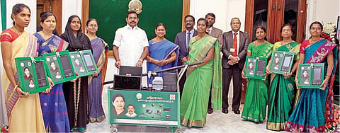 தமிழகத்தில் 5 வயதுக்கு உட்பட்ட ﻿﻿குழந்தைகளுக்கு வீடு தேடிவந்து ஆதார் பதியும் திட்டம் தொடக்கம்: ﻿
அலுவலர்களுக்கு முதல்வர் கணினி உபகரணங்களை வழங்கினார்﻿