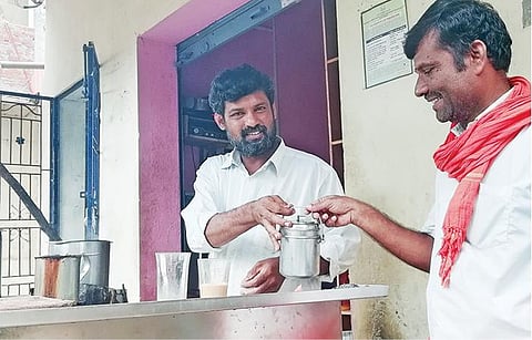 ரூ.5-க்கு டீ; பாத்திரத்தில் பார்சல்; பிளாஸ்டிக் தவிர்ப்பு﻿: ﻿சுற்றுச்சூழல் பாதுகாப்பில் அக்கறை காட்டும் டீக்கடைக்காரர்﻿