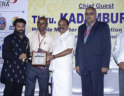 சந்தோஷ் நாராயணனுக்கு ‘அமிதாப் பச்சன் யூத் ஐகான்’ விருது