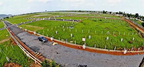 அரசு புறம்போக்கு நிலங்களில் 5 ஆண்டுகளுக்கு மேல் குடியிருப்பவர்களுக்கு இலவச பட்டா﻿: ﻿கிராமங்களில் 4 சென்ட், மாநகராட்சிகளில் 2 சென்ட் வழங்க தமிழக அரசு உத்தரவு