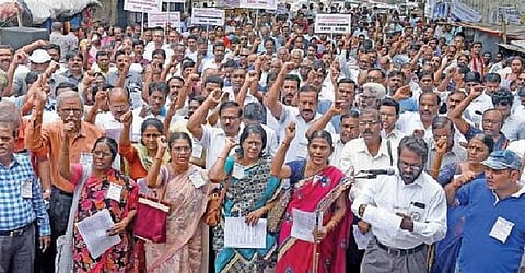 வங்கிகள் இணைப்பு மற்றும் வாராக்கடனை வசூலிக்கக் கோரி வங்கிகள் நாளை வேலைநிறுத்த போராட்டம்: நாடு முழுவதும் 14 லட்சம் ஊழியர்கள், அதிகாரிகள் பங்கேற்பு