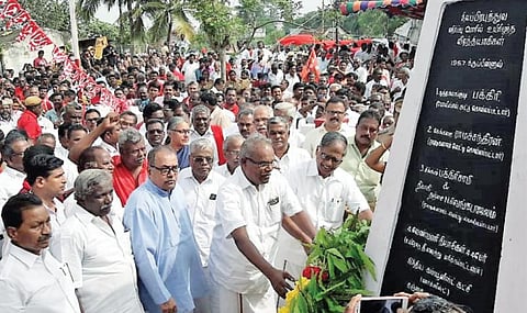 கீழவெண்மணியில் 50-ம் ஆண்டு தியாகிகள் நினைவு தினம்﻿: ஸ்தூபிக்கு மலர்வளையம் வைத்து மரியாதை﻿
