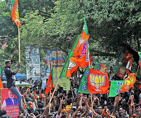 திமுக - காங். கூட்டணியை வீழ்த்த பாஜக வியூகம்﻿: ﻿அதிமுக, பாமக, தேமுதிகவை இணைத்து கூட்டணி அமைக்க முயற்சி﻿