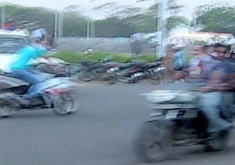 பைக் பந்தயத்தில் ஈடுபட்டபோது சோகம்﻿: ﻿சாலை தடுப்பில் மோதி இளைஞர் உயிரிழப்பு﻿