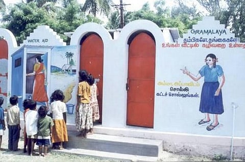காஞ்சிபுரம் மாவட்டத்தில் உள்ள அரசு மற்றும் அரசு உதவிபெறும் பள்ளிகளில் கழிப்பறை வசதிகளை கண்காணிக்க கோரி வழக்கு - மாவட்ட ஆட்சியர் பதிலளிக்க உத்தரவு