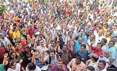 வங்கி ஊழியர்கள் வேலை நிறுத்தப் போராட்டத்தால் ﻿வங்கிப் பணிகள் பாதிப்பு: ரூ.7 ஆயிரம் கோடி காசோலைகள் தேக்கம்﻿