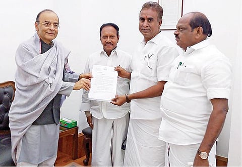 அருண் ஜேட்லி உள்ளிட்ட மத்திய அமைச்சர்களுடன்﻿
﻿அமைச்சர் வேலுமணி, அதிமுக எம்.பி.க்கள் சந்திப்பு﻿: ﻿நிலுவைத் தொகை, கஜா புயல் நிவாரண நிதி வழங்க வலியுறுத்தல்﻿