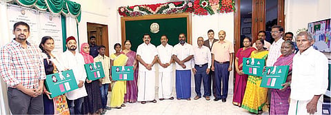 பொங்கல் பண்டிகையை முன்னிட்டு ரூ.484 கோடியில்﻿ ﻿1.56 கோடி குடும்பங்களுக்கு இலவச வேட்டி, சேலை விநியோகம்﻿; ﻿முதல்வர் பழனிசாமி தொடங்கி வைத்தார்﻿