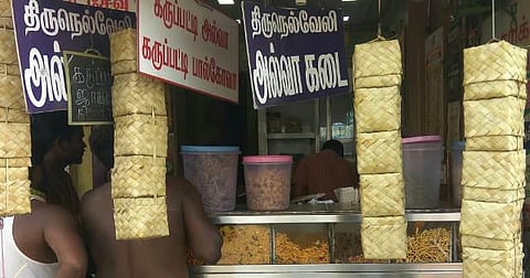 பிளாஸ்டிக் தடை நாளை முதல் அமல்: ஓலைப் பெட்டி, துணிப் பைகளுக்கு மாறிய நெல்லை வியாபாரிகள்
