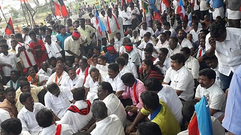 பண்ருட்டி அருகே மணல் குவாரிக்கு எதிர்ப்பு தெரிவித்து திமுக சார்பில் முற்றுகைப் போராட்டம்
