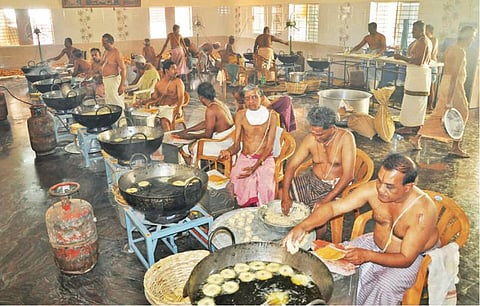 ஜன.5-ல் அனுமன் ஜெயந்தி;நாமக்கல் ஆஞ்சநேயருக்கு 1 லட்சம் வடை மாலை: 3,250 கிலோ உளுந்து, 650 கிலோ எண்ணெயில் தயாரிப்பு