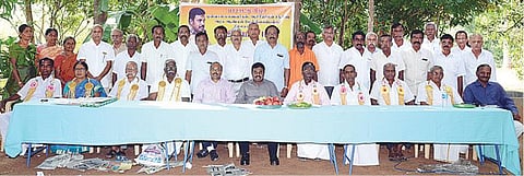 46 ஆண்டுகளுக்கு முன் கல்வி கற்பித்த பள்ளி ஆசிரியர்களை கவுரவித்து விருந்து- நெகிழவைத்த முன்னாள் மாணவர்களின் குருபக்தி