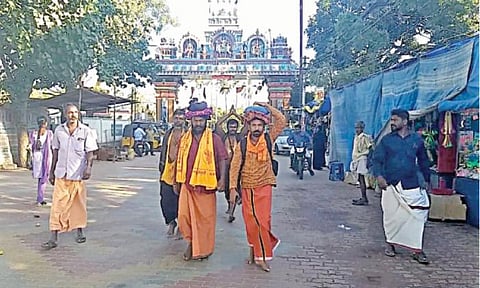 பெண்கள் சபரிமலை சென்றதால் வேதனை; ﻿220 கி.மீ. தூரம் நடந்து சென்ற பக்தர்கள் பாதியில் திரும்பினர்