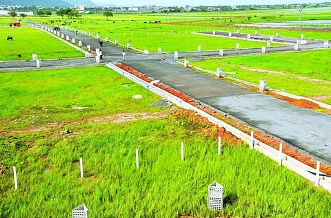 20 பயனாளிகளுக்கு வீடு கட்டிக்கொள்ள சொந்த இடத்தை தானமாக அளித்த அரசியல் பிரமுகர்
