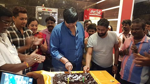 ’என் தலைவனை திரும்ப கொடுத்துட்டியே’: பேட்ட இயக்குநரின் காலில் விழுந்த ரஜினி ரசிகர்