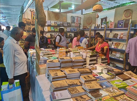 சூழலியல் புத்தகங்களுடன் பூவுலகைக் காக்க வேண்டிய அதிமுக்கிய காலம் இது!