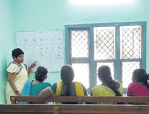 வானவில் பெண்கள்: தமிழுக்குத் தொண்டாற்றும் ஆசிரியை
