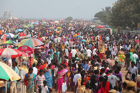 காணும் பொங்கல்; கடற்கரைக் கூட்ட நெரிசலில் கணவர்கள் காணாமல் போன விநோத சம்பவம்