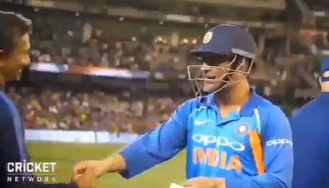 ‘‘பந்தை என்னிடமிருந்து எடுத்துக் கொள்ளுங்கள்; இல்லை என்றால்...’’ - விமர்சகர்களை கிண்டல் செய்த தோனி