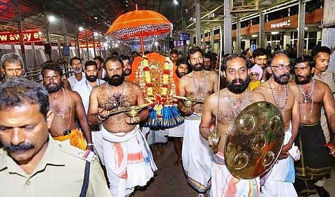 மண்டலபூஜை முடிந்து சபரிமலை நடை சாத்தப்பட்டது: அரசியல் வார்த்தைப் போர் தொடர்கிறது