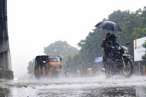 காற்றழுத்த தாழ்வு நிலை நீடிப்பு: தமிழகத்தில் 25, 26-ம் தேதிகளில் லேசான மழைக்கு வாய்ப்பு ﻿