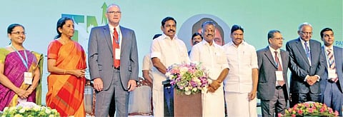 2-வது உலக முதலீட்டாளர் மாநாட்டை முதல்வர் தொடங்கி வைத்தார்﻿: ﻿ரூ.2 லட்சம் கோடி முதலீடுகள் குவிந்தன﻿ - ﻿பல்வேறு நாடுகளைச் சேர்ந்த 5,000 தொழிலதிபர்கள் பங்கேற்பு﻿