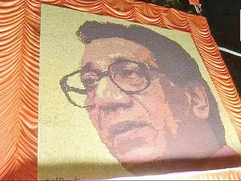 33 ஆயிரம் ருத்திராட்சங்களை பயன்படுத்தி பால் தாக்கரே ஓவியம்: மும்பை கலைஞரின் கைவண்ணம்