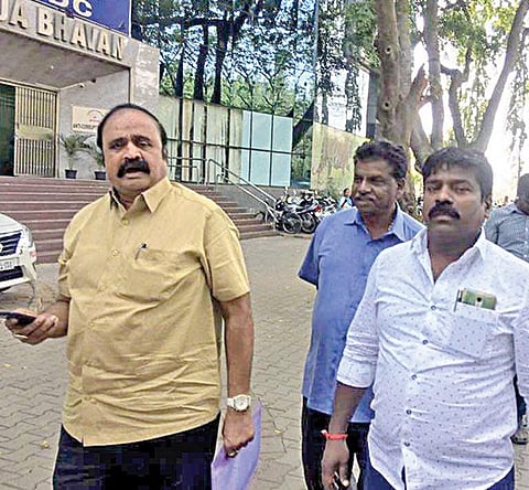 சசிகலா ரூ.2 கோடி லஞ்சம் கொடுத்ததாக புகார்: புகழேந்தியிடம் அதிகாரிகள் 7 மணி நேரம் விசாரணை