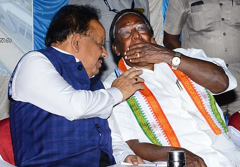 டெல்லியில் கேஜ்ரிவால் தரும் தண்ணீரை விட லட்சத்தீவு கடல் சுத்திகரிப்பு தண்ணீர் நன்றாக இருக்கும்- மத்திய அமைச்சர் கிண்டல்