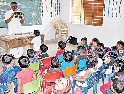 பள்ளிக் குழந்தைகளுக்கு பாடம் நடத்திய கோவை தெற்கு தொகுதி எம்எல்ஏ﻿