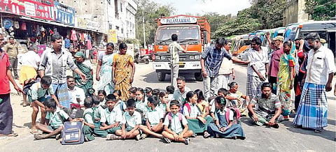 ஆசிரியர் போராட்டத்தால் அரசு பள்ளி மூடல்﻿: மாணவர்களின் மாற்றுச் சான்றிதழ் கேட்டு பெற்றோர் மறியல்﻿