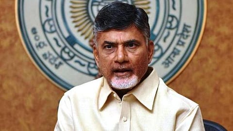 அமராவதி நகரம் உருவாக நிதி உதவி செய்த மூதாட்டி காலில் விழுந்த சந்திரபாபு நாயுடு