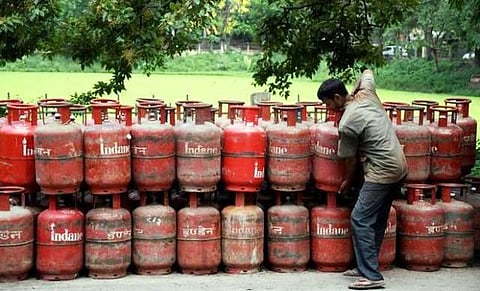 மானியவிலை சமையல் கேஸ் சிலிண்டர் விலை குறைப்பு